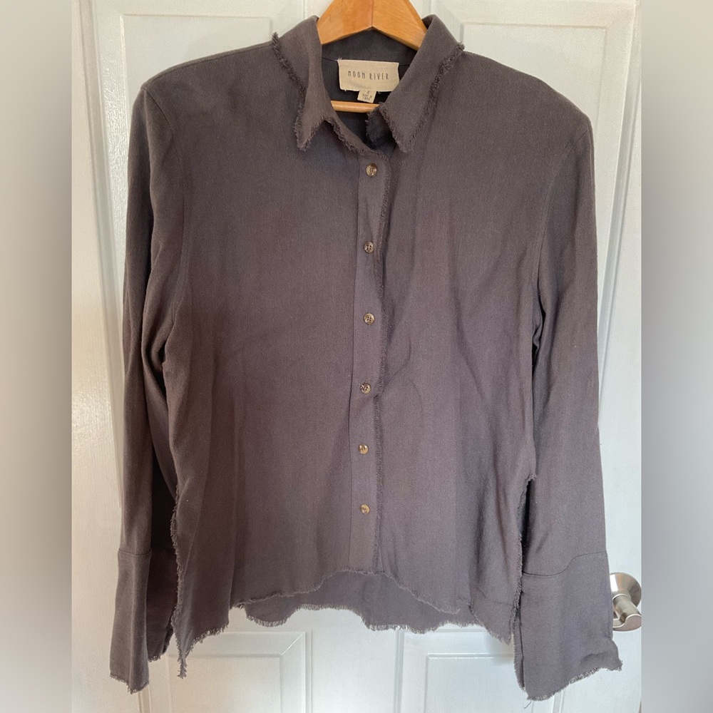 Moon River Anthropologie Charcoal Frayed Edge split hem Top 21” chest 25” length